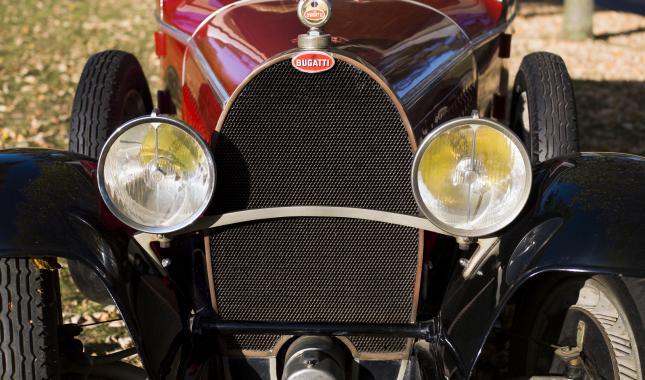 Détail de la calandre de radiateur de l'automobile Bugatti de 1930, collections du Musée Malartre - © Bertrand Stofleth