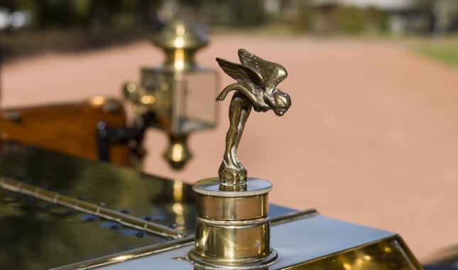 Mascotte de radiateur "femme aillée" de l'automobile Rochet Schneider de 1909, collections du Musée Malartre - © Bertrand Stofleth
