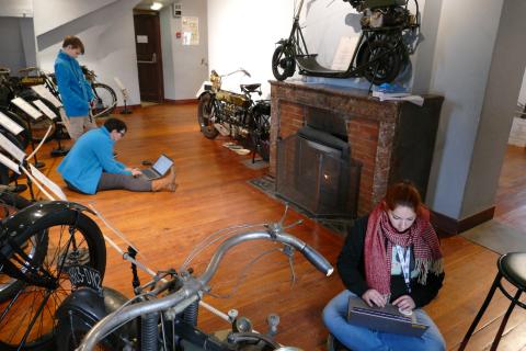 Les équipes du musée dans les salles en opération de récolement des collections de cycles.