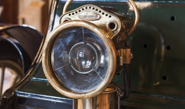 Phare à acétylène de l'automobile De Dion Bouton de 1901, collections du Musée Malartre - © Bertrand Stofleth