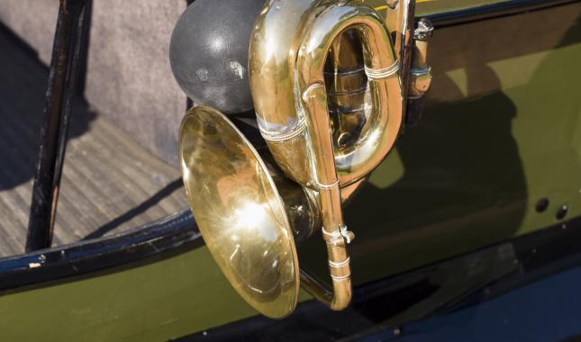 Corne de klaxon enroulée de l'automobile Ford T de 1910, collections du Musée Malartre - © Bertrand Stofleth