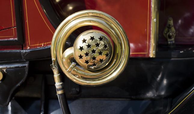 Corne de klaxon étoilée de l'automobile Léon Bollée vers 1911, collections du Musée Malartre - © Bertrand Stofleth