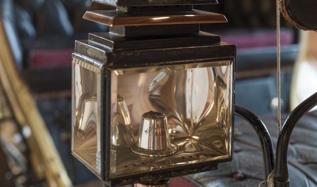 Phare à bougie de l'automobile Rochet Schneider de 1898, collections du Musée Malartre - © Bertrand Stofleth