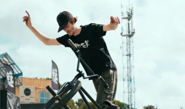un homme qui fait du BMX