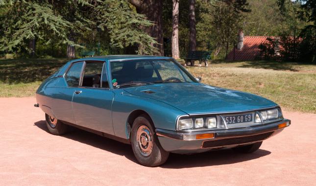 Une citroën SM dans un parc