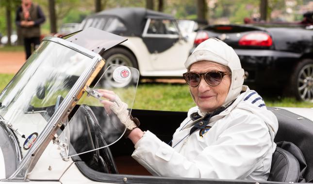 Une personne à bord d'une vielle voiture anglaise