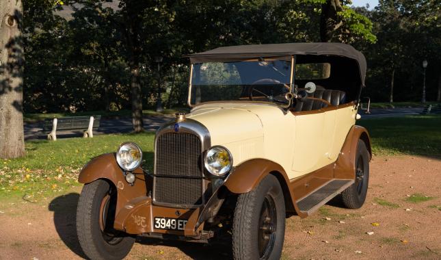 CITROEN Type B14 G Torpédo du Musée de l'automobile Henri Malartre présentée de trois-quarts dans le parc du musée.