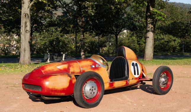 Automobile D.B. "Monomill" Type 518 du Musée de l'automobile Henri Malartre présentée dans le parc.
