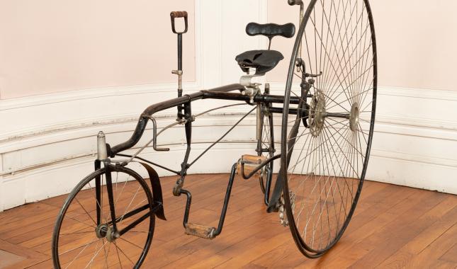 Tricycle RUDGE "Rotary" N° 182 présenté de trois-quarts dans les salles du Musée de l'automobile Henri Malartre.