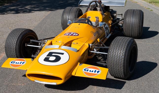 Automobile MCLAREN M 7A2 du Musée de l'automobile Henri Malartre présentée dans le parc.