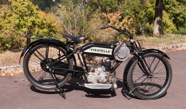 Motocyclette VIRATELLE 3 HP vue de côté dans le parc du Musée de l'automobile Henri Malartre.