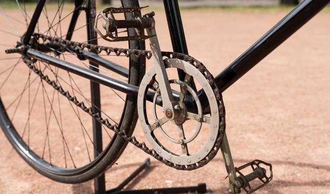 TERROT bicyclette avec transmission par chaîne LAVIGNE à denture intérieure tournant sur galets 1898, corps métallique, roues à bandage plein en caoutchouc