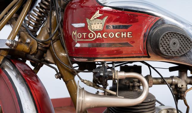 Motocyclette rouge MOTOSACOCHE-France Type 311F moteur monocylindre MAG 9CV 350cm3 à 3800tr/min allumage par magnéto