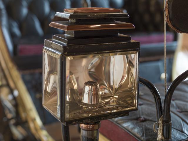 Phare à bougie de l'automobile Rochet Schneider de 1898, collections du Musée Malartre - © Bertrand Stofleth