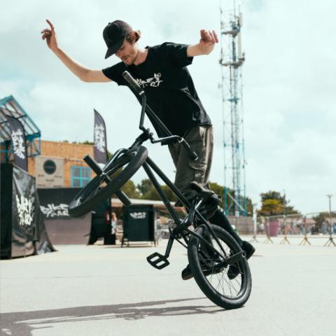 un homme qui fait du BMX