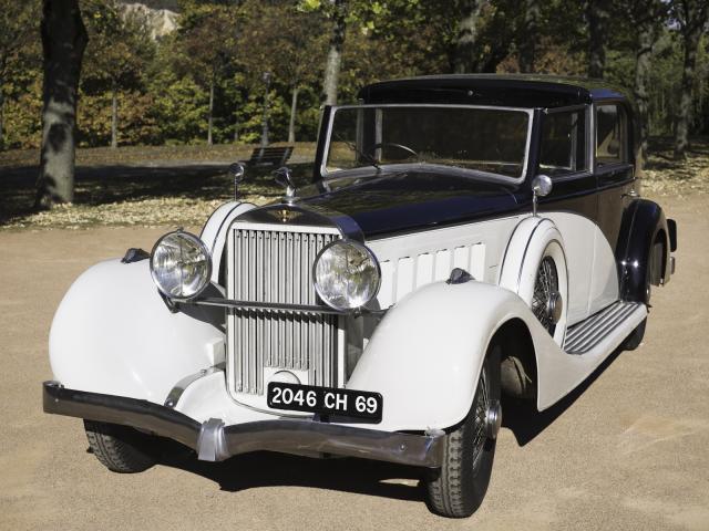 HISPANO SUIZA K6 du Musée de l'automobile Henri Malartre présentée de trois-quarts dans le parc du musée.