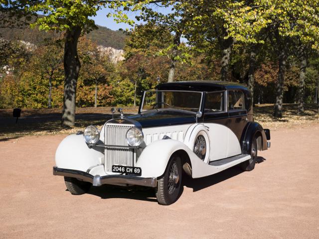 HISPANO SUIZA K6 du Musée de l'automobile Henri Malartre présentée de trois-quarts dans le parc du musée.