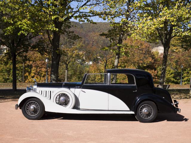 HISPANO SUIZA K6 du Musée de l'automobile Henri Malartre présentée de trois-quarts dans le parc du musée.