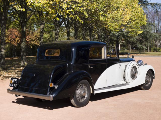 HISPANO SUIZA K6 du Musée de l'automobile Henri Malartre présentée de trois-quarts dans le parc du musée.