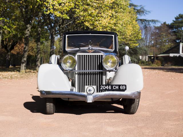 HISPANO SUIZA K6 du Musée de l'automobile Henri Malartre présentée de face dans le parc du musée.