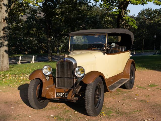 CITROEN Type B14 G Torpédo du Musée de l'automobile Henri Malartre présentée de trois-quarts dans le parc du musée.