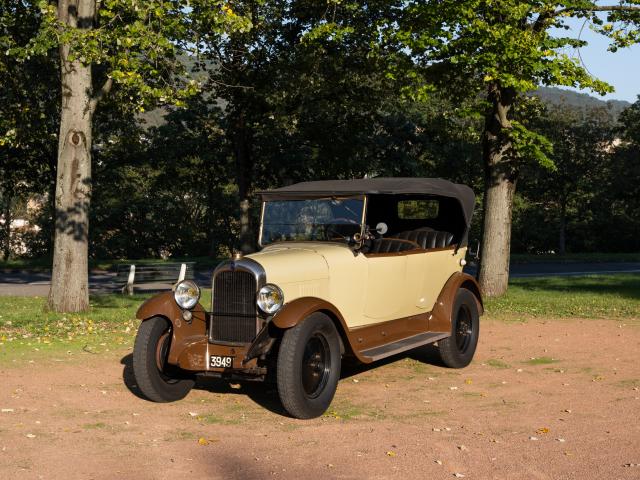 CITROEN Type B14 G Torpédo du Musée de l'automobile Henri Malartre présentée de trois-quarts dans le parc du musée.