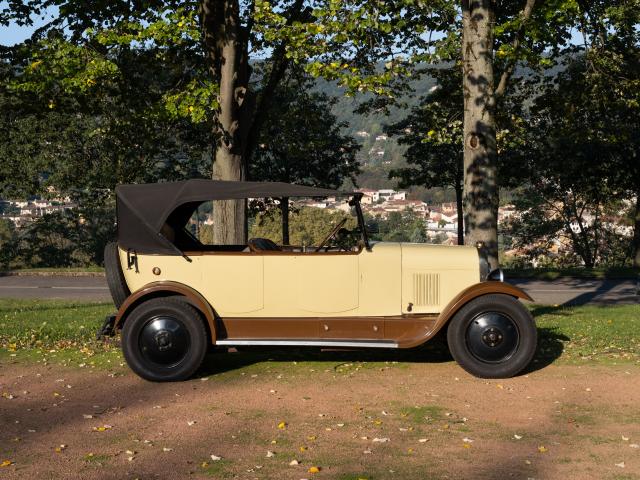 CITROEN Type B14 G Torpédo du Musée de l'automobile Henri Malartre présentée de profil dans le parc du musée.