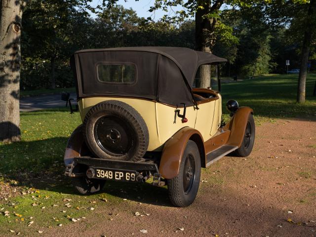 CITROEN Type B14 G Torpédo du Musée de l'automobile Henri Malartre présentée de dos dans le parc du musée.