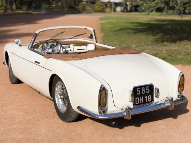 Maserati « cabriolet Frua » type A6 G 2000 du Musée de l'automobile Henri Malartre présentée de dos dans le parc du musée.