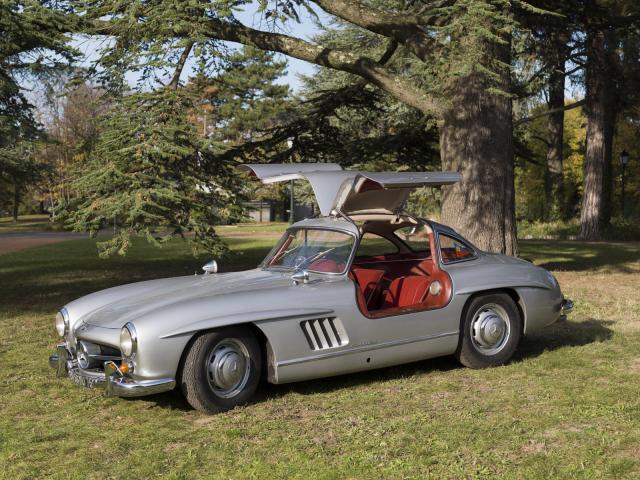 Mercedes 300 SL du Musée de l'automobile Henri Malartre présentée de trois-quarts et portes ouvertes dans le parc du musée.