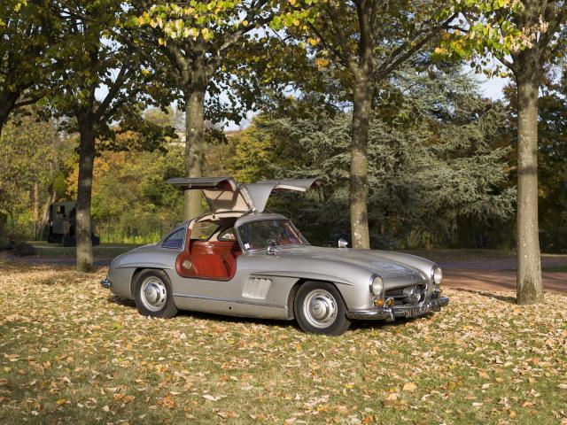 Mercedes 300 SL du Musée de l'automobile Henri Malartre présentée de trois-quarts et portes ouvertes dans le parc du musée.