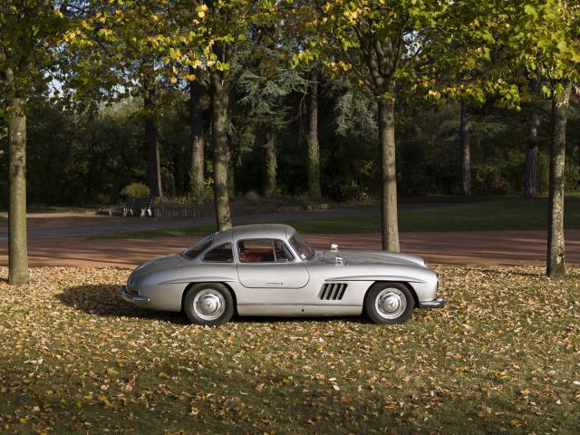 Mercedes 300 SL du Musée de l'automobile Henri Malartre présentée de profil et portes fermées dans le parc du musée.