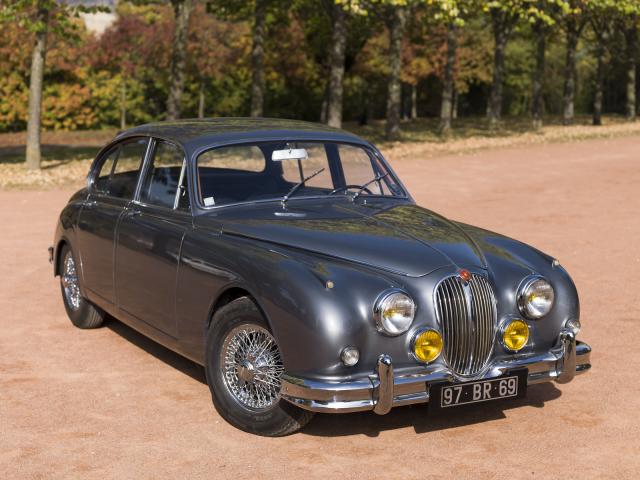 JAGUAR Type MK2 2.4l BW du Musée de l'automobile Henri Malartre présentée de trois-quarts dans le parc du musée.