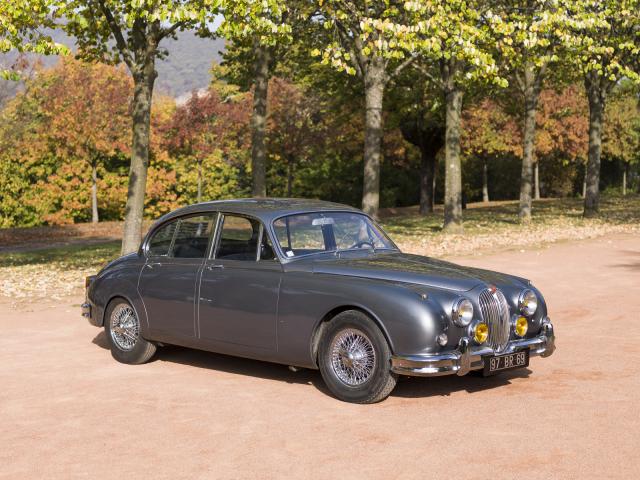 JAGUAR Type MK2 2.4l BW du Musée de l'automobile Henri Malartre présentée de trois-quarts dans le parc du musée.