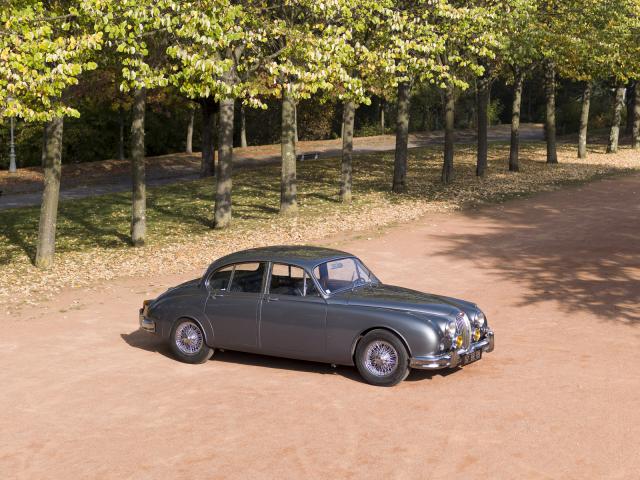 JAGUAR Type MK2 2.4l BW du Musée de l'automobile Henri Malartre présentée de profil dans le parc du musée.