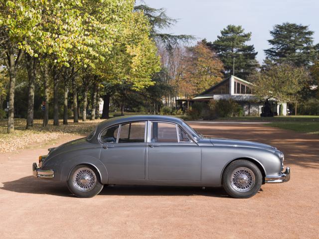 JAGUAR Type MK2 2.4l BW du Musée de l'automobile Henri Malartre présentée de profil dans le parc du musée.