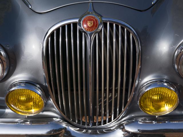 Détails de l'avant de la JAGUAR Type MK2 2.4l BW du Musée de l'automobile Henri Malartre.