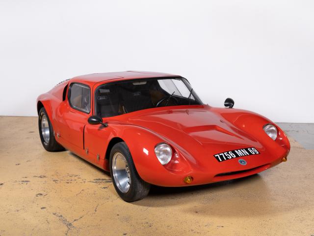 MARCADIER "BARZOI" du Musée de l'automobile Henri Malartre présentée de trois-quarts dans les halls du musée.