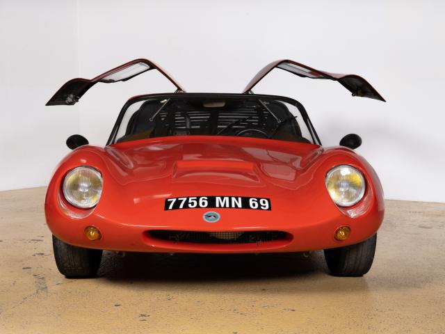 MARCADIER "BARZOI" du Musée de l'automobile Henri Malartre présentée de face et portes ouvertes dans les halls du musée.