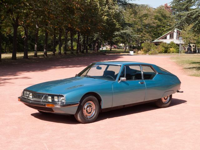 CITROEN Type SB Série S « SM » du Musée de l'automobile Henri Malartre présentée de trois-quarts dans le parc du musée.