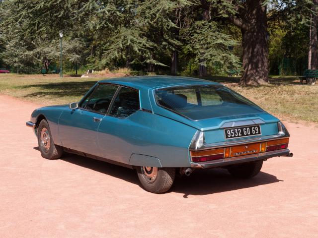 CITROEN Type SB Série S « SM » du Musée de l'automobile Henri Malartre présentée de dos dans le parc du musée.