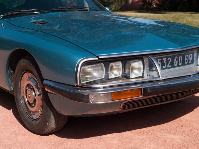 Détails de l'avant de la CITROEN Type SB Série S « SM » du Musée de l'automobile Henri Malartre présentée dans le parc du musée.
