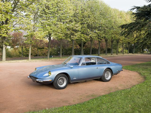 FERRARI 2+2 Type 365 GT Coupé Pininfarina du Musée de l'automobile Henri Malartre présentée de trois-quarts dans le parc du musée.