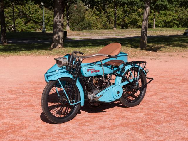 Harley Davidson – Side car du Musée de l'automobile Henri Malartre présentée de trois-quarts dans le parc du musée.