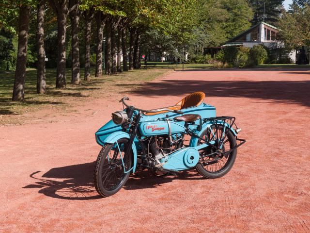 Harley Davidson – Side car du Musée de l'automobile Henri Malartre présentée de trois-quarts dans le parc du musée.