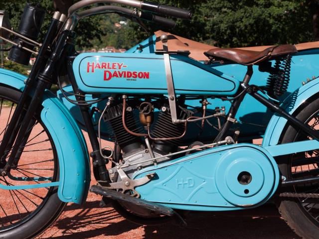 Détails de la carrosserie de la Harley Davidson – Side car du Musée de l'automobile Henri Malartre présentée de profil dans le parc du musée.