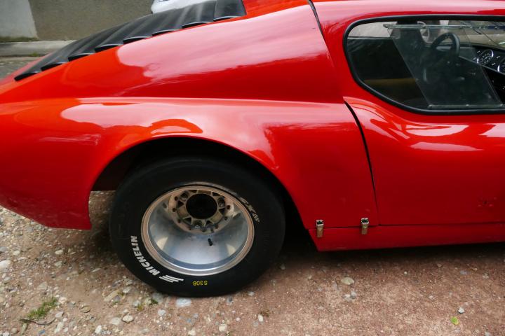 Vue de détails d'un côté de la MARCADIER "BARZOI" châssis RENAULT Type R1135 du Musée de l'automobile Henri Malartre.