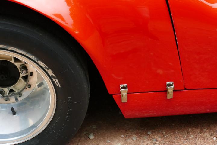 Vue de détails d'un côté de la MARCADIER "BARZOI" châssis RENAULT Type R1135 du Musée de l'automobile Henri Malartre.