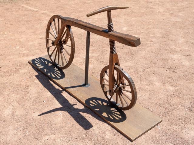 Draisienne ou machine rustique à vis sans fin du Musée de l'automobile Henri Malartre.