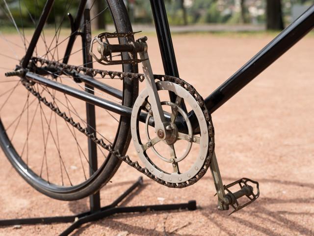 TERROT bicyclette avec transmission par chaîne LAVIGNE à denture intérieure tournant sur galets 1898, corps métallique, roues à bandage plein en caoutchouc